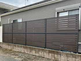 のフェンス・柵 モクアルフェンス 横板タイプ 2段支柱 自立建て用 施工例
