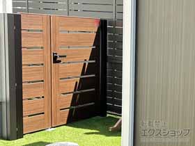 の門扉 ルシアス門扉W03型 横スリット 両開き親子 木調色 門柱使用 施工例