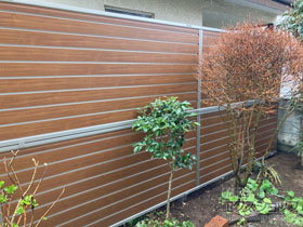 のフェンス・柵 ルシアスフェンスF02型　横目隠し 木調カラー 2段支柱 自立建て用 施工例