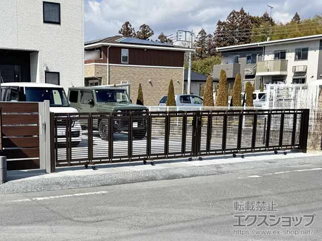 YKKAPのカーゲート エクスライン伸縮ゲート1型 ノンレール 両開き 69W 施工例