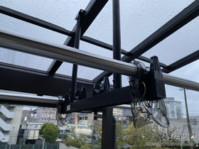 のテラス屋根 ソラリア F型 テラスタイプ 単体 積雪〜20cm対応+吊り下げ式固定物干し 標準タイプ 長さ:標準（2本入り）×1セット 施工例