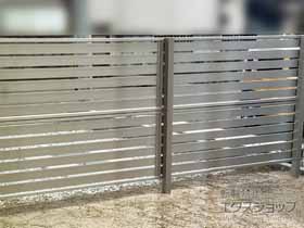 のフェンス・柵 シンプレオフェンスSY1F型 横半目隠し 2段支柱 自立建て用（パネル2段） 施工例
