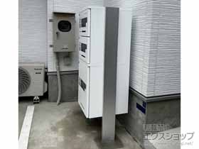 の機能門柱・ポスト 宅配ボックスRusuPo SHARE ボックス3段ポール設置タイプ 集合住宅向け KD3-50P 施工例