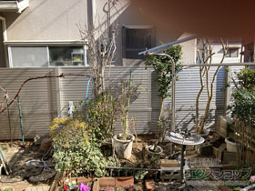 のフェンス・柵 ミエーネフェンス 目隠しルーバータイプ 2段支柱 自立建て用 施工例