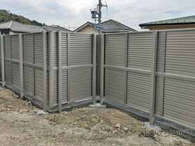 のフェンス・柵 ミエーネフェンス 目隠しルーバータイプ 2段支柱 自立建て用 施工例