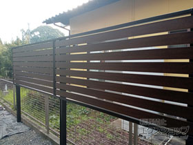 のフェンス・柵 モクアルフェンス 横板タイプ 2段支柱 自立建て用 施工例