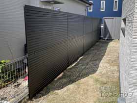 のフェンス・柵 ミエーネフェンス 目隠しルーバータイプ 2段支柱 自立建て用 施工例