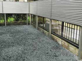 のフェンス・柵 ミエーネ目隠しルーバーフェンス 上段のみ設置 自立建て用 施工例