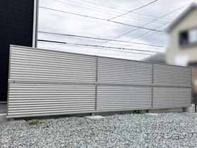 のフェンス・柵 ミエーネフェンス 目隠しルーバータイプ 2段支柱 自立建て用 施工例