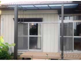 埼玉県北本市のLIXIL(リクシル)のテラス屋根 フーゴF 独立テラスタイプ 単体 積雪～20cm対応+吊り下げ物干しAセット 施工例