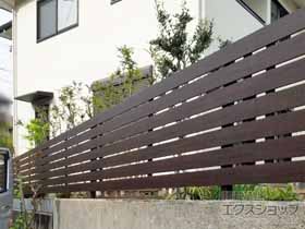 のフェンス・柵 ルシアスフェンスH02型 横板格子 木調色 自由柱施工 施工例