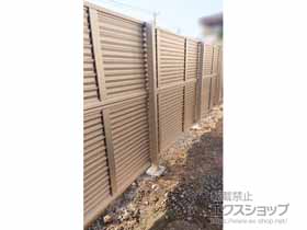 のフェンス・柵 ミエーネフェンス 目隠しルーバータイプ 2段支柱 自立建て用 施工例