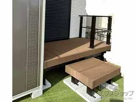 YKKAPのウッドデッキ リウッドデッキ 200+独立式リウッドステップ2型+ルシアスデッキフェンスB02型<横格子1本タイプ> 施工例