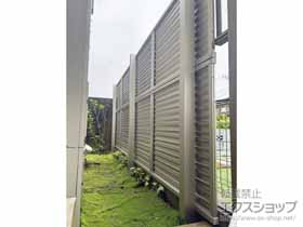 のフェンス・柵 ミエーネフェンス 目隠しルーバータイプ 2段支柱 自立建て用 施工例