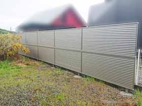 のフェンス・柵 ミエーネフェンス 目隠しルーバータイプ 2段支柱 自立建て用 施工例