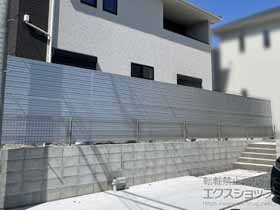 のフェンス・柵 ミエーネフェンス 目隠しルーバータイプ 2段支柱 自立建て用 施工例