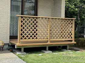 のウッドデッキ レストステージ キャップ納まり＋レストステージ デッキフェンス フラットラチスパネル 施工例