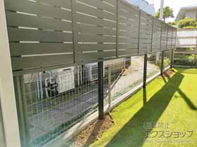 のフェンス・柵 フェンスAB YS3型 横スリット3 アルミ色 上段のみ設置 アルミ多段柱仕様 施工例