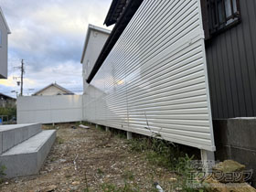 のフェンス・柵 ミエーネフェンス 目隠しルーバータイプ 2段支柱 自立建て用 施工例