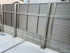 のフェンス・柵 ミエーネフェンス 目隠しルーバータイプ 2段支柱 自立建て用 施工例