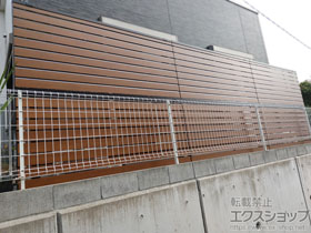 のフェンス・柵 モクアルフェンス 目隠しタイプ+横板タイプ 2段支柱 自立建て用 施工例