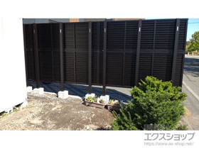 のフェンス・柵 ミエーネフェンス 目隠しルーバータイプ 2段支柱 自立建て用 施工例