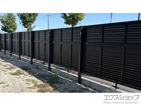 のフェンス・柵 ミエーネフェンス 目隠しルーバータイプ 2段支柱 自立建て用 施工例