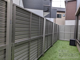 のフェンス・柵 ミエーネフェンス 目隠しルーバータイプ 2段支柱 自立建て用 施工例