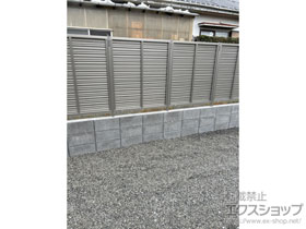 のフェンス・柵 シンプレオ フェンスYL1M型 横ルーバー(間仕切柱施工対応タイプ) 施工例