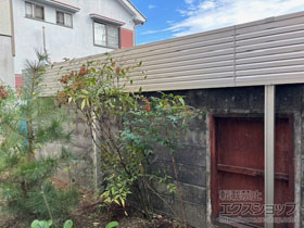 のフェンス・柵 ミエーネ目隠しルーバーフェンス 上段のみ設置 自立建て用 施工例