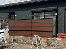 のフェンス・柵 モクアルフェンス 目隠しタイプ 2段支柱 自立建て用 施工例