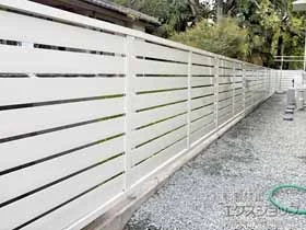 Value Selectのフェンス モクハイフェンス アルミ色タイプ フリーポールタイプ 施工例