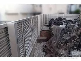 YKKAPのフェンス シンプレオ フェンスYL1型 横ルーバー 上段のみ設置 自立建て用 施工例