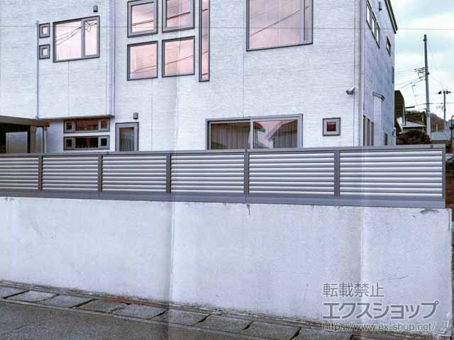 のフェンス・柵 フェンスAB YL3型 横ルーバー3 フリーポールタイプ(施工距離：直線約5,800mm) 施工例
