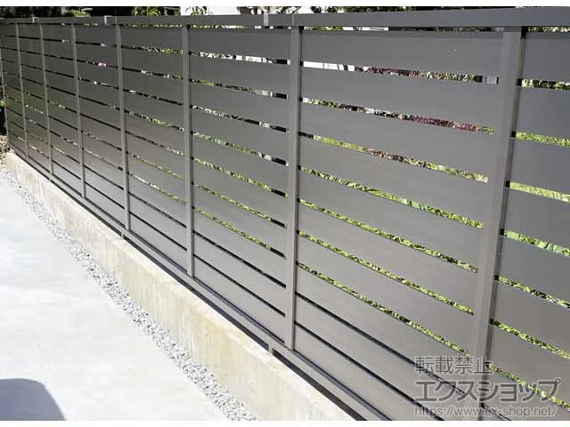 Value Selectのフェンス モクハイフェンス アルミ色タイプ フリーポールタイプ 施工例