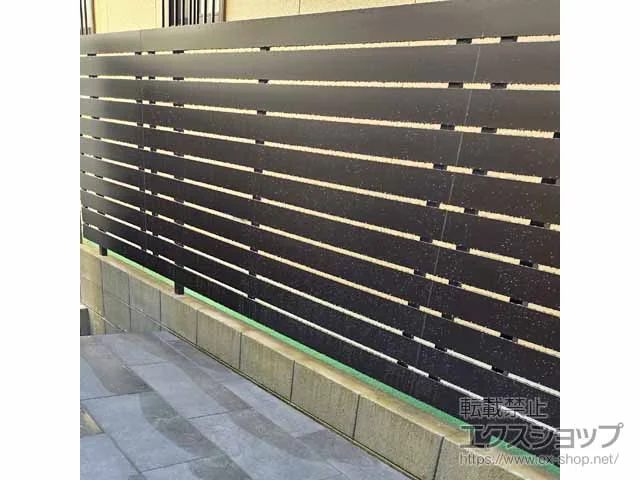 YKKAPのフェンス・柵・塀 ルシアスフェンスH02型 横板格子 アルミ色 自由柱施工 施工例