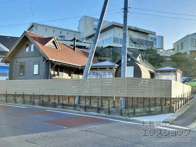 FandFのフェンス 現場組立フェンス ニコボード 140サイズ 隙間10mm H2000 板8段(下隙間810mm) 施工例