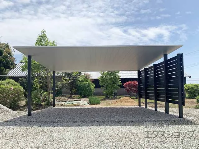 YKKAPのカーポート プレーンルーフ 600タイプ 2台用 単体セット ツートーン 積雪～20cm対応+目隠しパネル 外付 施工例