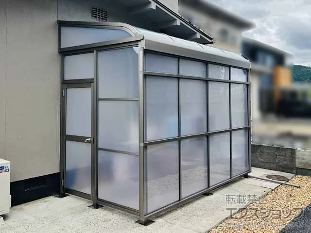 LIXIL(リクシル)のストックヤード スピーネストックヤードR型 パネルタイプ ヤード仕様 積雪～50cm対応+吊り下げ物干しAセット 施工例