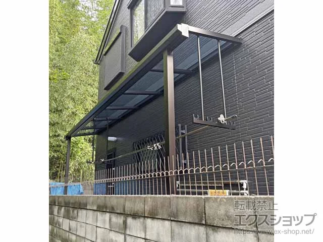 YKKAPのテラス屋根 ソラリア F型 テラスタイプ 単体 積雪～20cm対応+吊り下げ式 固定物干し 標準 施工例