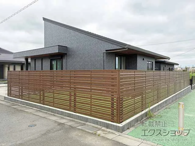 LIXIL(リクシル)のフェンス・柵・塀 フェンスAA YS1型 横スリット ゆらぎ + YR1型 横格子 ランダム 木調色 アルミ多段柱仕様 施工例