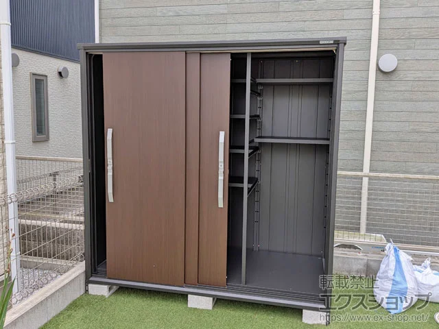 ヨドコウの物置・収納・屋外倉庫 ブラックエスモ 一般型 1950×900×1913 ESF-1909A-BK-WC 施工例
