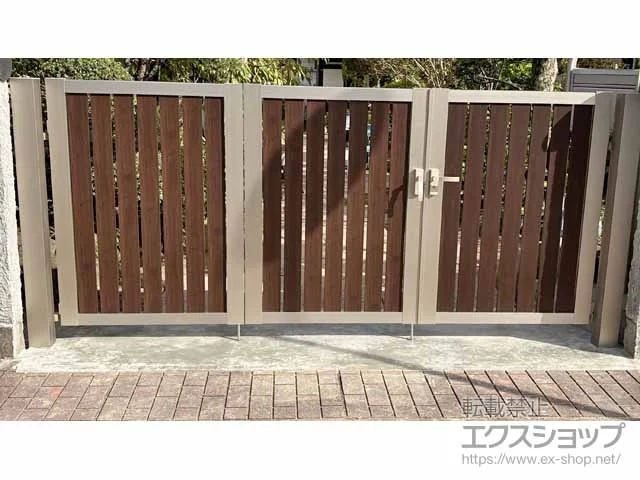 LIXIL(リクシル)の門扉 開き門扉AB ウッディTS2型 3枚折戸 施工例