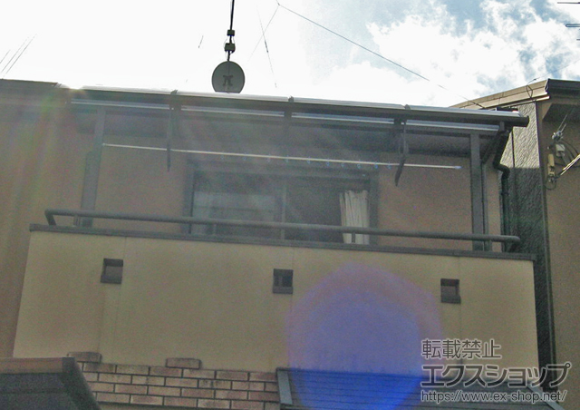 京都府長岡京市のLIXIL リクシル（トステム）のバルコニー・ベランダ屋根 ライザーテラスII R型 屋根タイプ 単体 積雪〜20?対応+吊り下げ物干し　標準　2本入 施工例