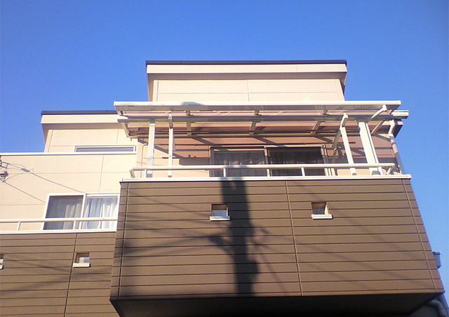 東京都のLIXIL リクシル（トステム）のバルコニー・ベランダ屋根 ライザーテラスII F型 屋根タイプ 単体 積雪〜20cm 施工例