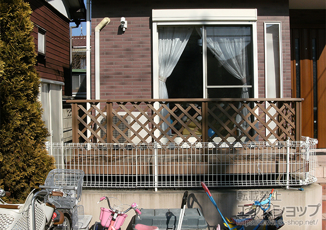 神奈川県藤沢市のLIXIL リクシル（トステム）のウッドデッキ リコステージII 単体＋デッキフェンス フラットラチスパネル［粗目タイプ］ 施工例