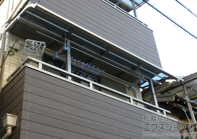 大阪府八尾市のLIXIL リクシル（トステム）のバルコニー・ベランダ屋根 ライザーテラスII   R型 屋根タイプ 単体 積雪〜20cm対応＋吊り下げ物干し　標準　2本入 施工例