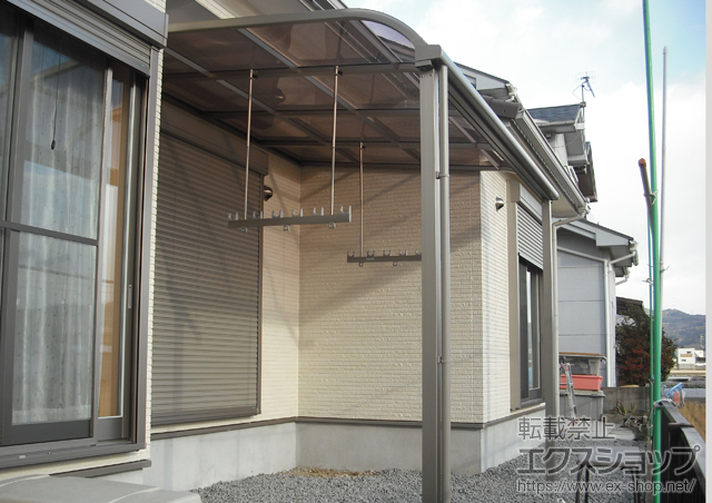 和歌山県和歌山市のLIXIL リクシル（トステム）のテラス屋根 ライザーテラスII R型 テラスタイプ 単体　積雪〜20cm対応+吊り下げ物干し（ワイド）　標準　2本入 施工例