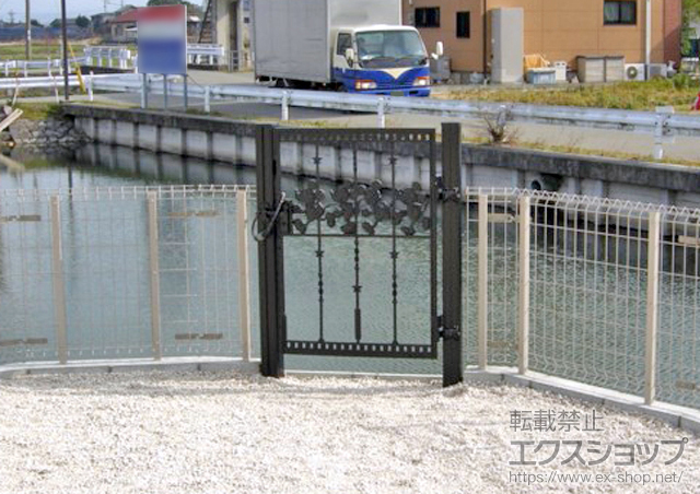 福岡県三潴郡大木町のの門扉、テラス囲い・サンルーム、カーポート、フェンス・柵 ディズニー門扉　ミッキーC型 片開き 角門柱式 施工例