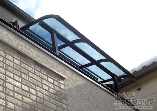 埼玉県川口市ののバルコニー・ベランダ屋根 プレシオステラス R型 単体 屋根タイプ 積雪〜20cm対応＋吊下げ物干し 標準 2本入 施工例